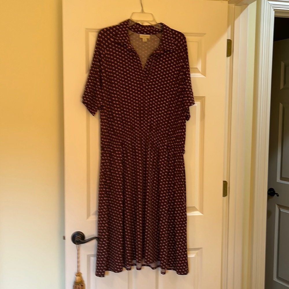 Shirt dress with elastic waist midi length fits like an XXL